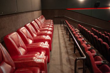 Konferans salonunda boş koltuklar