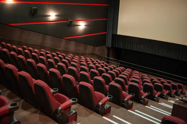Kırmızı Koltukları Sandalyeleri Olan Boş Sinema Salonu — Stok fotoğraf