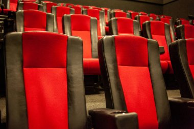 sinema salonunda kırmızı koltuklar