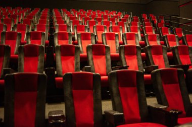 Konferans salonunda boş sinema koltukları