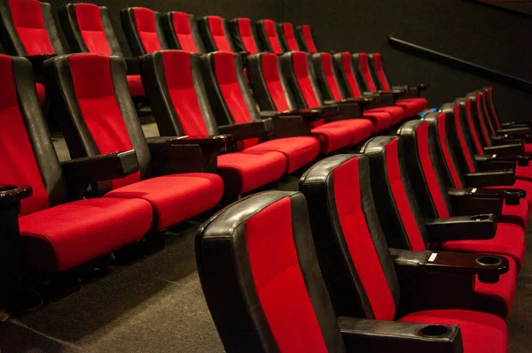 Sinema salonunda boş koltuklar.