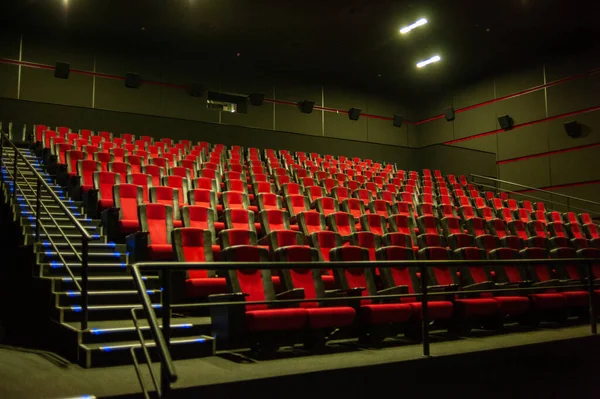 Пустой Кинозал Красными Креслами Стульями — стоковое фото