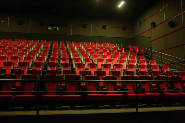 有红色座位和椅子的空剧场房间 — 图库照片