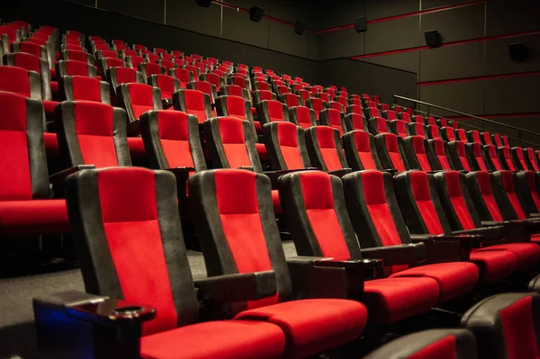 Sinema salonunda boş koltuklar.