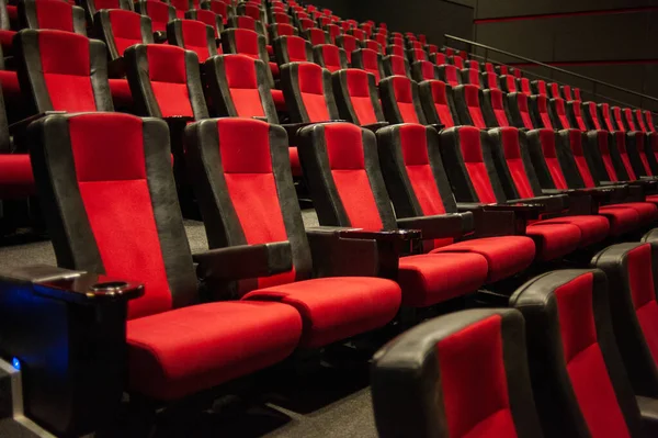 Sinema salonunda boş koltuklar.