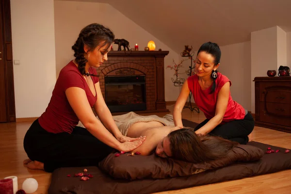 Jeune Femme Obtenir Massage Spa Dans Sauna — Photo