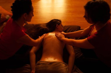 Genç bir kadın spa salonunda meditasyon yapıyor.