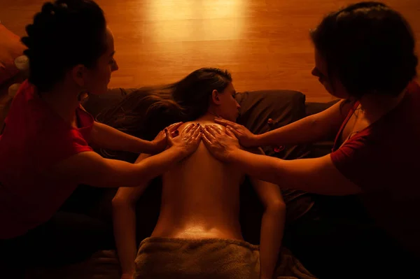 Genç Bir Kadın Spa Salonunda Meditasyon Yapıyor — Stok fotoğraf