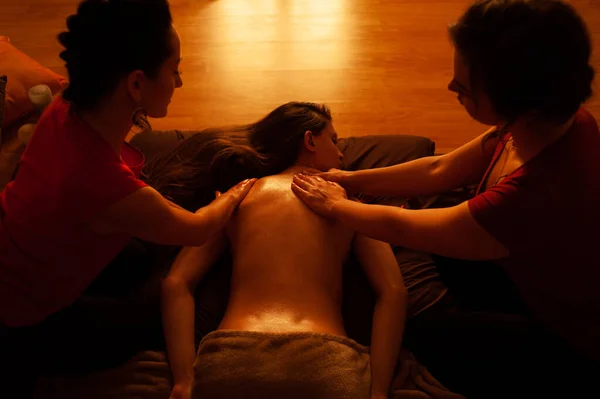Genç Bir Kadın Masaj Masasında Sırt Üstü Uzanıyor — Stok fotoğraf