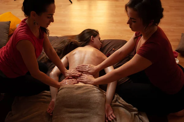 Ung Kvinna Som Gör Massage Terapi Spa Salong — Stockfoto