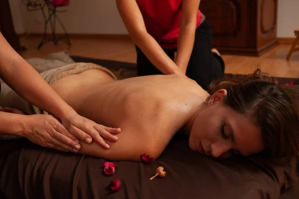 Jovem Mulher Recebendo Massagem Salão Spa — Fotografia de Stock