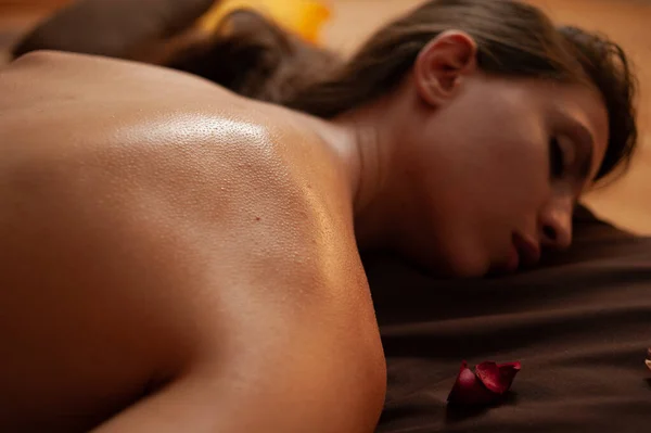 Vacker Ung Kvinna Ligger Sängen Med Svart Massage — Stockfoto