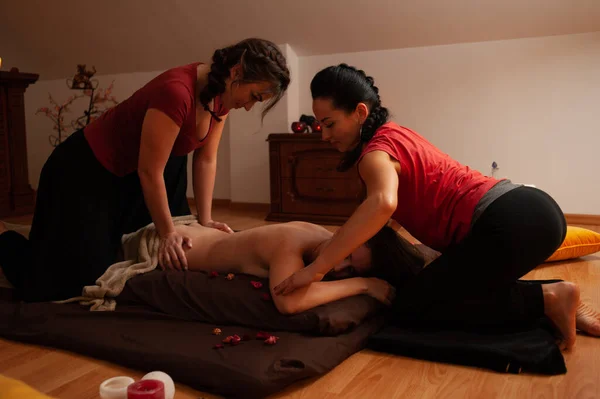 Coppia Massaggiatori Che Fanno Massaggi Nel Salone Spa — Foto Stock