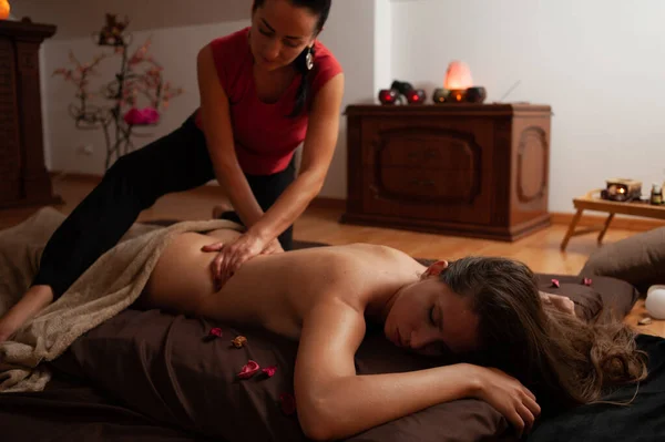 Mooie Jonge Vrouw Krijgen Spa Massage Schoonheidssalon — Stockfoto