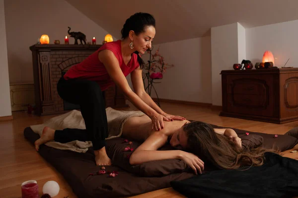 Belle Jeune Femme Faisant Massage Dans Salon Spa — Photo
