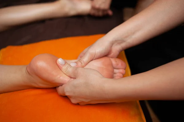 Close Van Handen Van Een Vrouw Met Een Massage Therapeut — Stockfoto