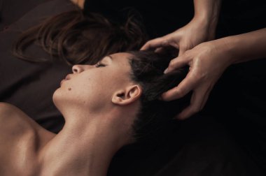 Kaplıcada güzel bir kadınla masaj. yüksek kaliteli fotoğraf.