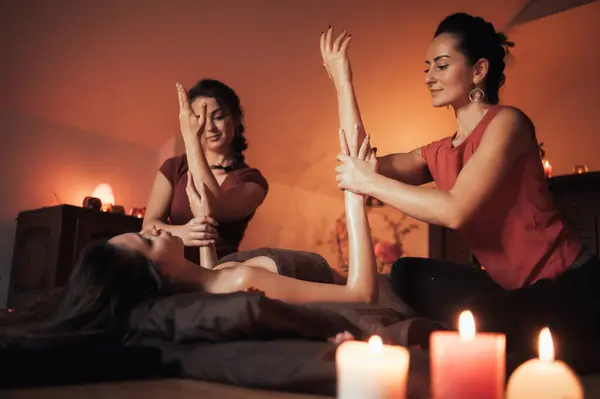 Två Kvinnor Som Har Massage Spa Salong — Stockfoto