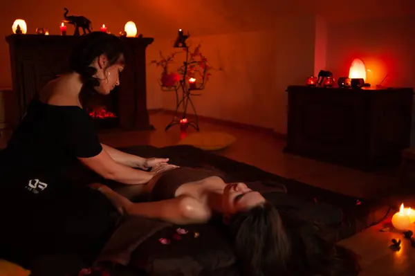 Vacker Ung Kvinna Att Massage Spasalong — Stockfoto