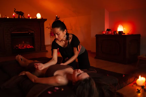 Junge Frau Bekommt Wellness Massage Der Sauna — Stockfoto