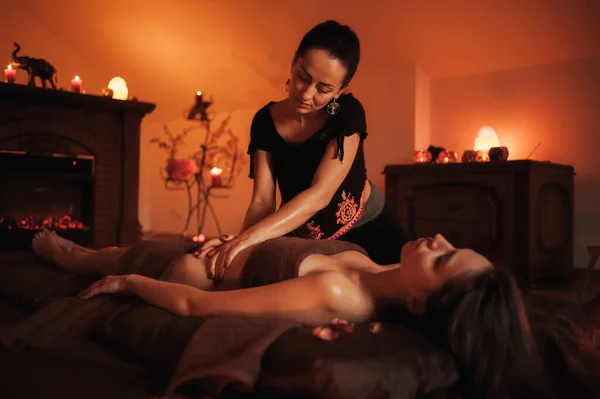 Vacker Ung Kvinna Att Spa Massage Bastun — Stockfoto