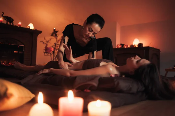 Beautiful Young Woman Getting Spa Massage Salon — Stock Photo, Image