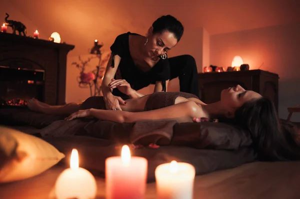 Beautiful Young Couple Having Massage Spa Salon — Foto Stock