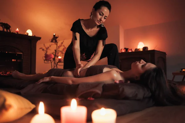 Junge Schöne Frau Bekommt Wellness Massage Der Sauna — Stockfoto