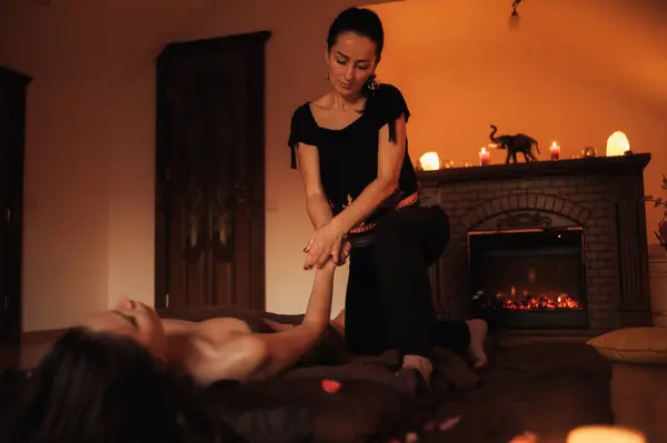 Jovem Casal Desfrutando Massagem Spa Sauna — Fotografia de Stock