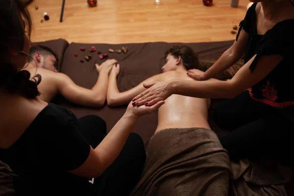 Jovem Mulher Recebendo Massagem Spa Beleza — Fotografia de Stock