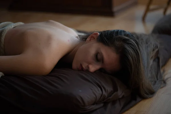 Красива Молода Жінка Лежить Ліжку Спальні — стокове фото