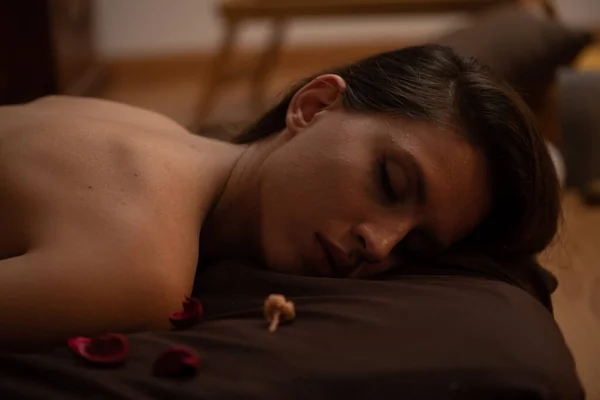 Красивая Молодая Женщина Лежит Кровати Спа Салоне — стоковое фото