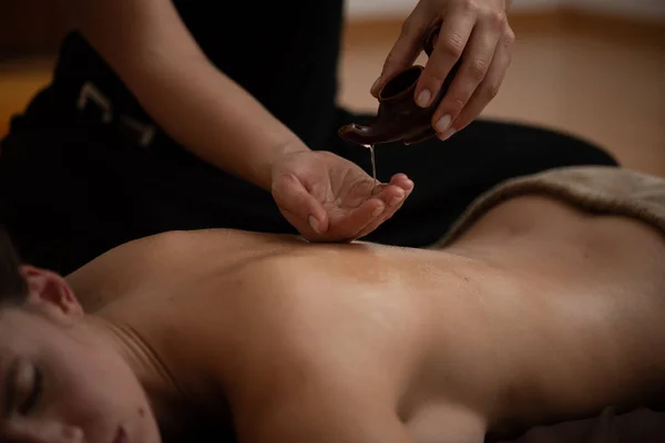 Ung Kvinna Gör Massage Spa Salong — Stockfoto