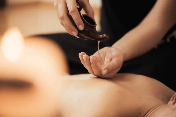 Kvinna Som Får Massage Spa Salong — Stockfoto