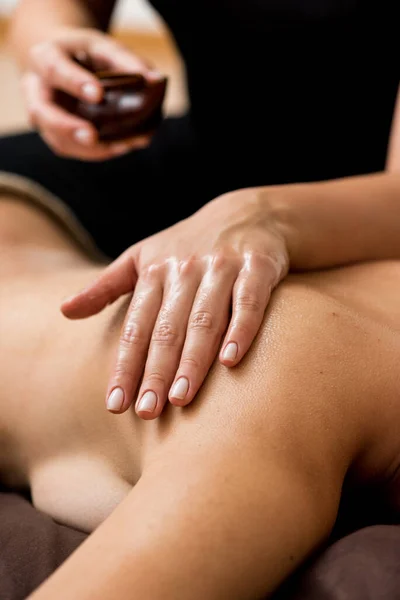 Närbild Kvinnas Händer Med Svart Massageterapeut Ryggen — Stockfoto