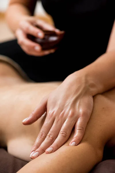 Mujer Recibiendo Terapia Masaje Con Espalda —  Fotos de Stock