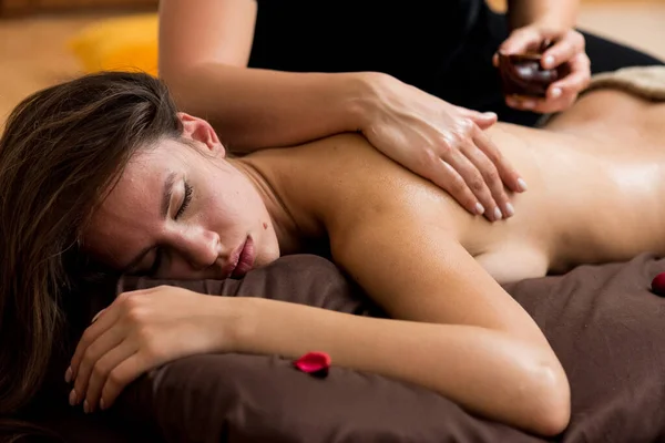 Jovem Deitado Mesa Massagem Com Toalha Preta — Fotografia de Stock