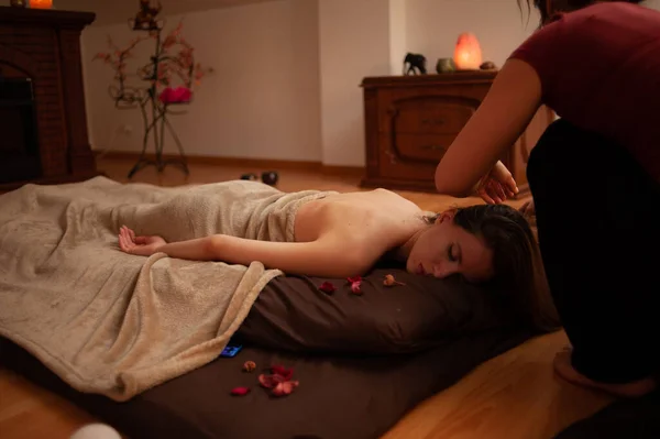 Vacker Ung Kvinna Ligger Massage Bord Spa Salong — Stockfoto
