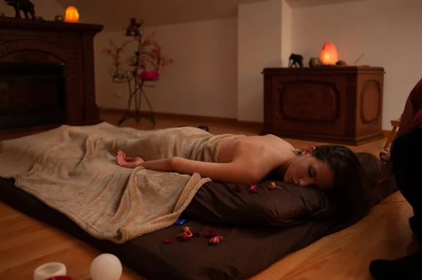 Красивая Молодая Женщина Лежит Кровати Спальне — стоковое фото