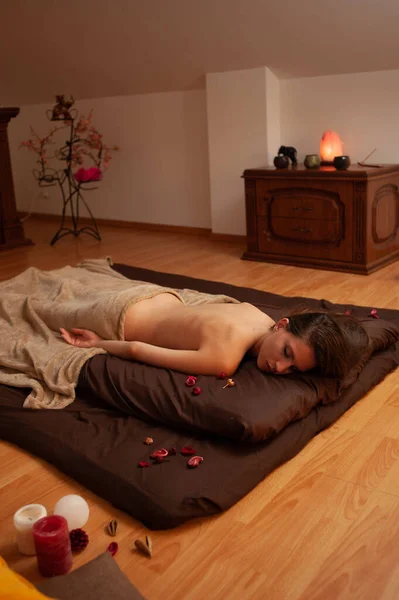 Красивая Молодая Женщина Лежит Кровати Смотрит Камеру — стоковое фото