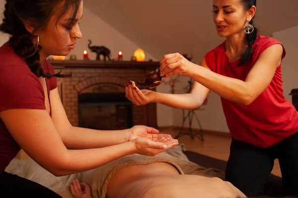 Giovane Donna Ottenere Massaggio Nel Salone Spa — Foto Stock