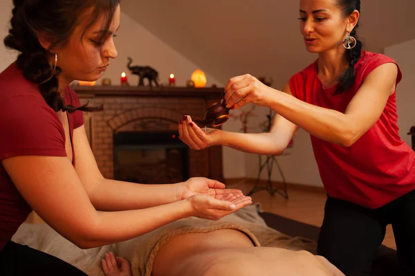 Jonge Vrouw Krijgen Massage Spa Salon — Stockfoto