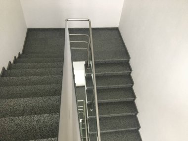 Büyük bir endüstriyel makine yığını, bir binanın parçası, metal bir ızgara.