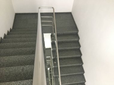 Büyük bir endüstriyel makine yığını, bir binanın parçası, metal bir ızgara.