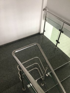 Büyük bir endüstriyel makine yığını, bir binanın parçası, metal bir ızgara.
