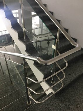 Büyük bir endüstriyel makine yığını, bir binanın parçası, metal bir ızgara.