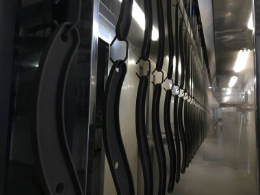 Büyük bir endüstriyel makine yığını, bir binanın parçası, metal bir ızgara.