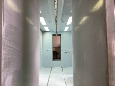 Büyük bir endüstriyel makine yığını, bir binanın parçası, metal bir ızgara.