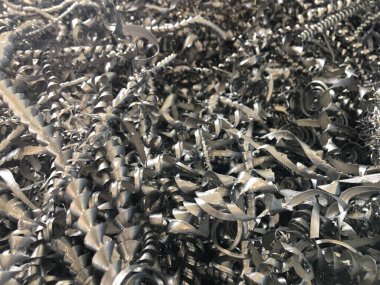 Büyük bir endüstriyel makine yığını, bir binanın parçası, metal bir ızgara.