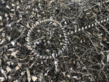 Büyük bir endüstriyel makine yığını, bir binanın parçası, metal bir ızgara.